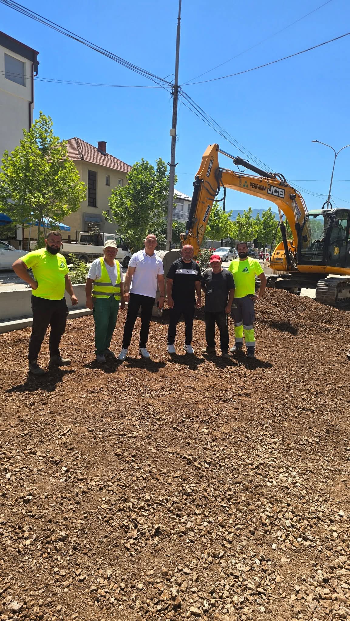 (Foto) Fatmir Dehari ndjek nga afër punimet te bulevardin i ri në Kërçovë