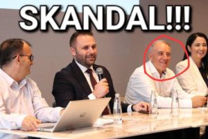 SKANDAL: Qeveria mashtron dhe keqpërdor paratë publike për promovimin e kandidatit të "pavarur" të VMRO-VLEN në Strugë Qeveria, Ministri i Ekonomisë dhe kandidati i ashtuquajtur i "pavarur" i koalicionit VMRO-VLEN për Strugën, kanë bërë keqpërdorimin dhe mashtrimin më të madh për të cilin duhet të përgjigjen para ligjit dhe organeve të drejtësisë. Duke keqpërdorur taksat e qytetarëve dhe buxhetin e shtetit, ministri i ekonomisë, Besar Durmishi, ka marë me vete kandidatin e tyre, Mendi Qyra në promovimin e masave të Qeverisë për punësimin e të rinjëve. Fillimisht kjo paraqet një keqpërdorim të rëndë të shtetit dhe parasë publike për ti vënë ato në shërbim të fushatës së parakohshme për kandidatin e pushtetit VMRO-VLEN për Strugën. Pyesim publikisht ministrin Durmishi dhe Qeverinë se cili ishtë roli i Qyrës në këtë promovim që duhet të jetë aktivitet pastër i Ministrisë, nëse jo promovimi i tij duke keqpërdorur shtetin dhe buxhetin shtetëror, kur dihet tanimë se personi ka shpallur kandidaturën për zgjedhjet lokale pikërisht në qytetin ku u mbajt promovimi. Vetë Mendi Qyra ka keqpërdorur Odën Ekonomike të Maqedonisë Veriperëndimore prej ku kërkojmë që të distancohen nga ky veprim dhe të shkarkojnë menjëherë atë nga pozicioni që mban për momentin, pasi OEMVP është e të gjithë afaristëve, të gjithë qytetarëve dhe duhet të jetë e paanshme politikisht. Në gjithë këtë keqpërdorim bëhet edhe një mashtrim i madh qytetarëve të Strugës. Durmishi me Qyrën shkojnë në këtë qytet dhe flasin për shumën e përgjithshme që do të ndahet në gjithë shtetin duke manipuluar sikur ajo shumë do të ndahet vetëm në Strugë. Të gjithë e dijmë se nga përvoja e deritanishme, Qeveria VMRO-VLEN në çdo investim, punësim apo formë tjetër, shqiptarët i ka trajtuar me vetëm 5-10% dhe dihet që edhe nga kjo masë po aq do të marin shqiptarët nga të gjitha komunat e vendit. Andaj llogariteni sa do të ndajnë për shqiptarët në Strugë!? Ftojmë Komisionin Shtetëror për Parandalimin e Korrupsionit që të procesojë këtë keqpërdorim skandaloz Prokurorinë Publike që të fillojë hetime sipas detyrës zyrtare, ndërsa zëvendëskryeministri për "qeverisje të mirë" të kryejë detyrën ose të jep dorëheqje pas keqpërdorimit të bashkëpartiakëve të tij. - Aleanca për Shqiptarët -